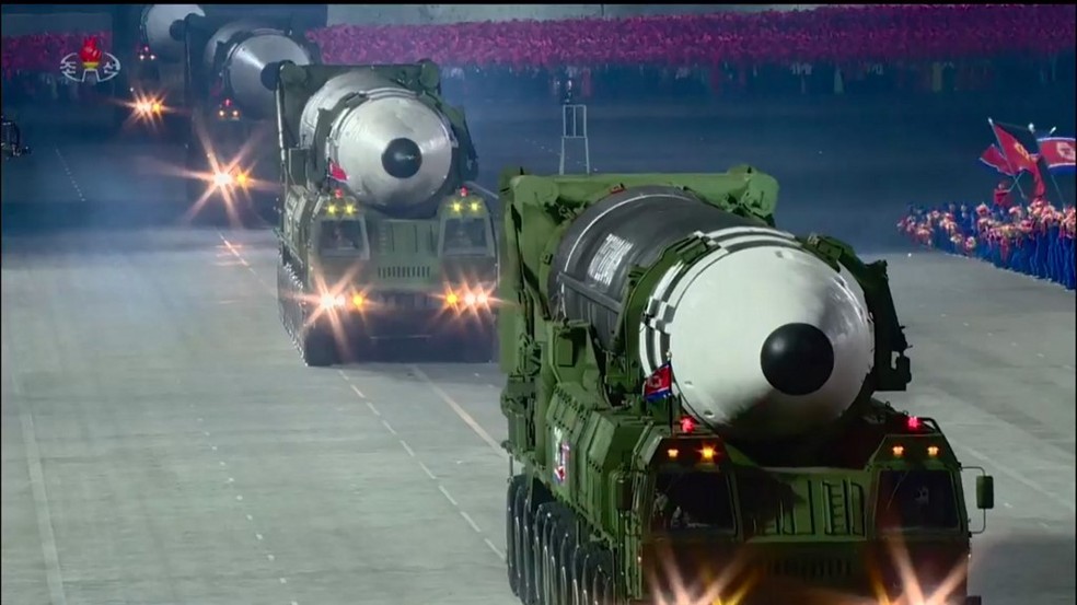 Coreia do Norte apresenta novo míssil balístico gigante em desfile militar