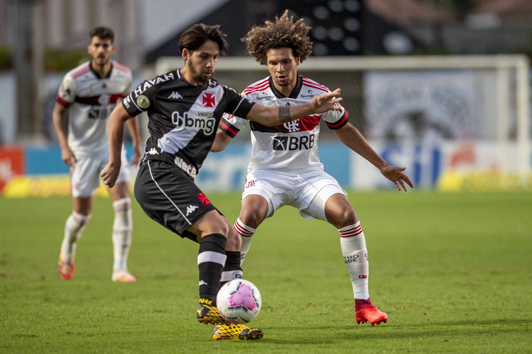 Flamengo vence Vasco de virada e encosta na liderança do Brasileirão