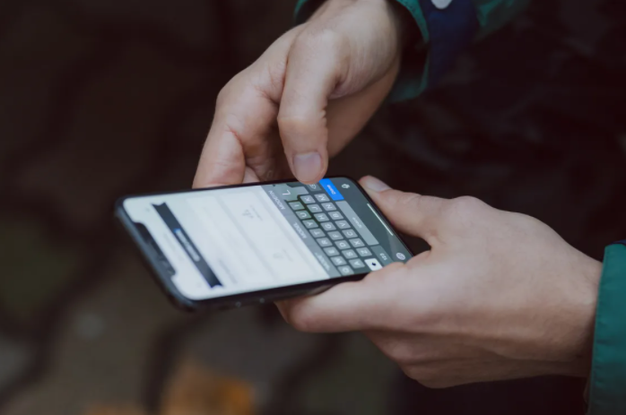 Coronavírus pode sobreviver em dinheiro e celular por até 28 dias, aponta estudo