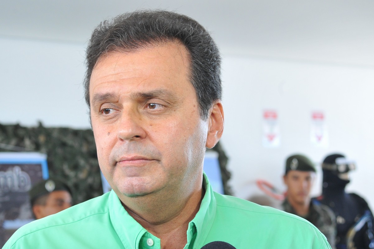 Carlos Eduardo tentou diminuir zona de proteção ambiental ilegalmente, diz MP