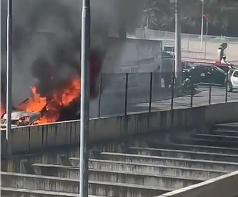 VÍDEO: Carro pega fogo em avenida movimentada de Natal