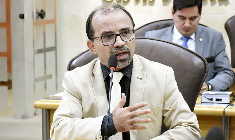 Sandro Pimentel fala em perseguição após perda de mandato: "luta não se encerra"