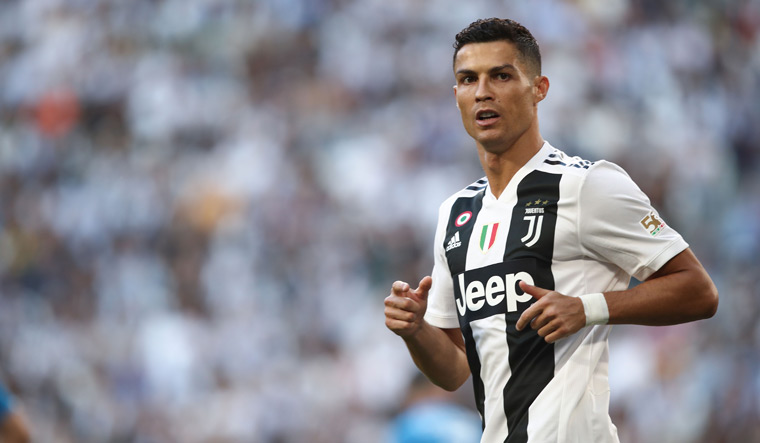 Estrela do futebol mundial discute publicamente com ministro italiano