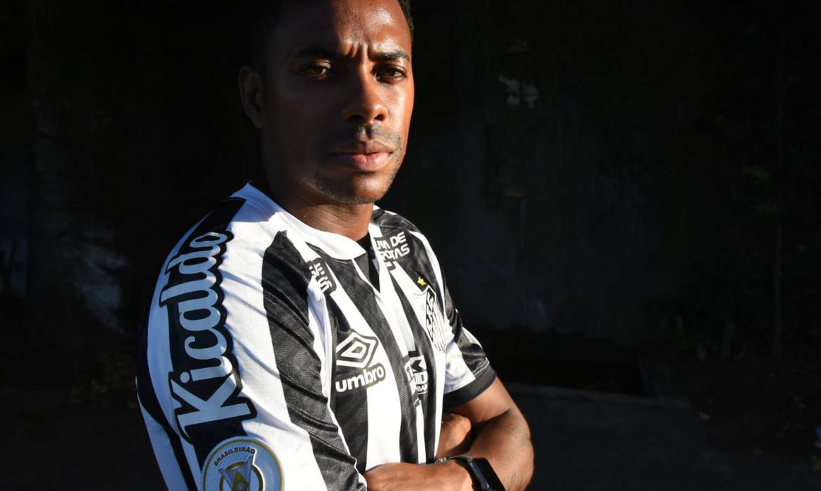 Robinho e Santos anunciam suspensão de contrato em meio a polêmica