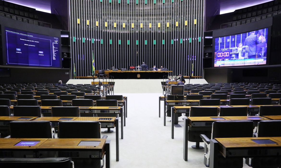 Câmara Federal tenta votar MP que facilita empréstimos a empresas
