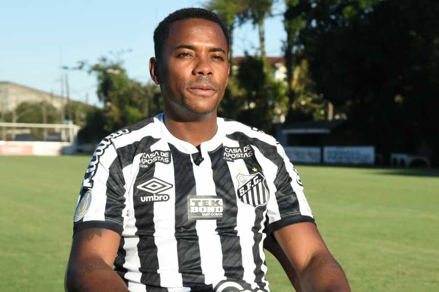 Após divulgação de telefonemas, Robinho diz que críticos são hipócritas
