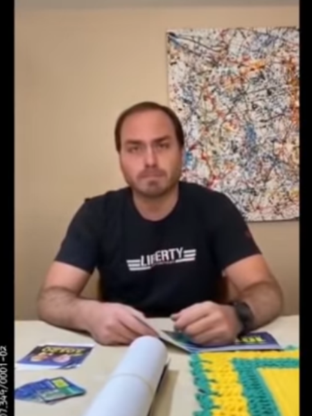 Carlos Bolsonaro pede doação para campanha: "Nossa eleição corre risco"