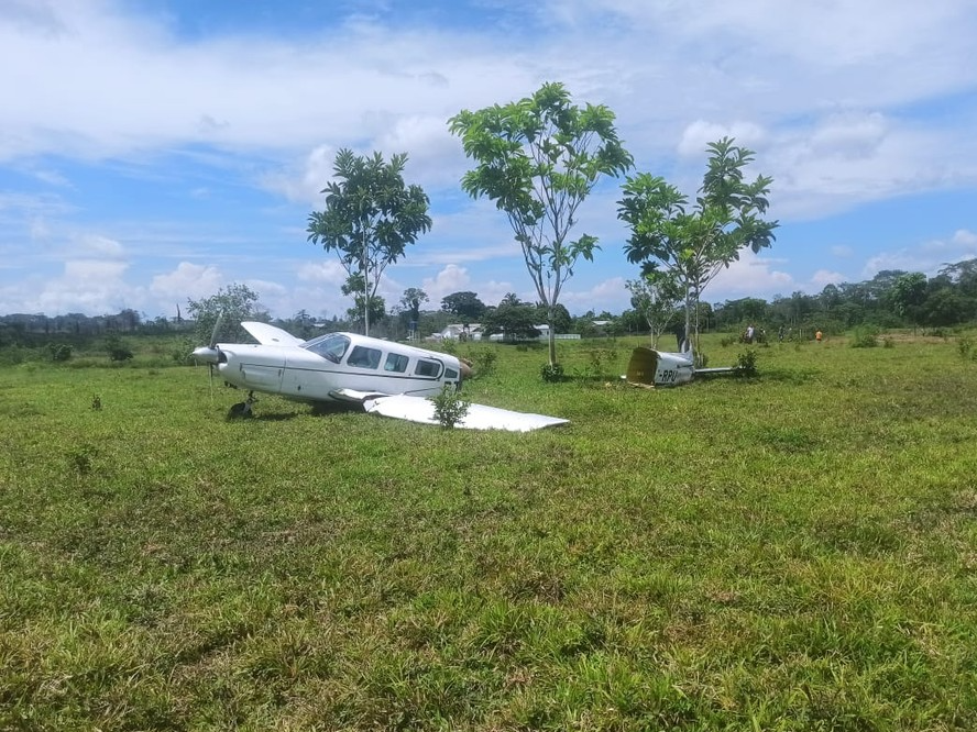 Avião bate em vaca e se parte ao meio no interior do Acre