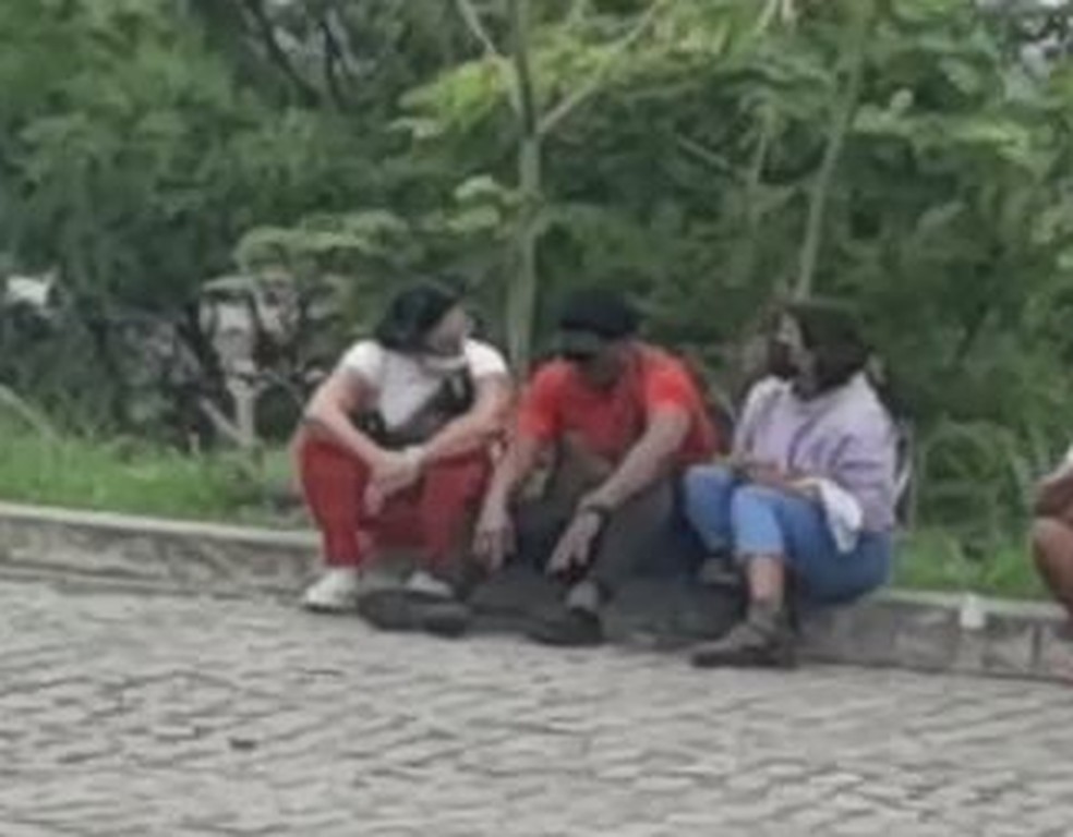 Neto de Neguinho da Beija-Flor e mais 2 homens são mortos a tiros em baile funk