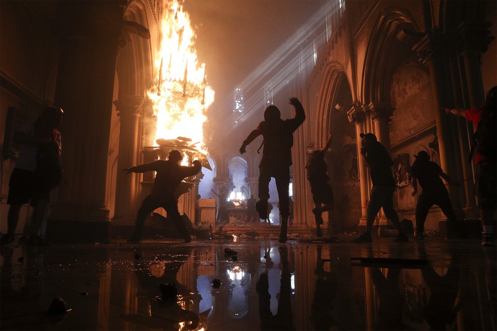 Manifestações no Chile acabam em tumultos, saques e igrejas incendiadas