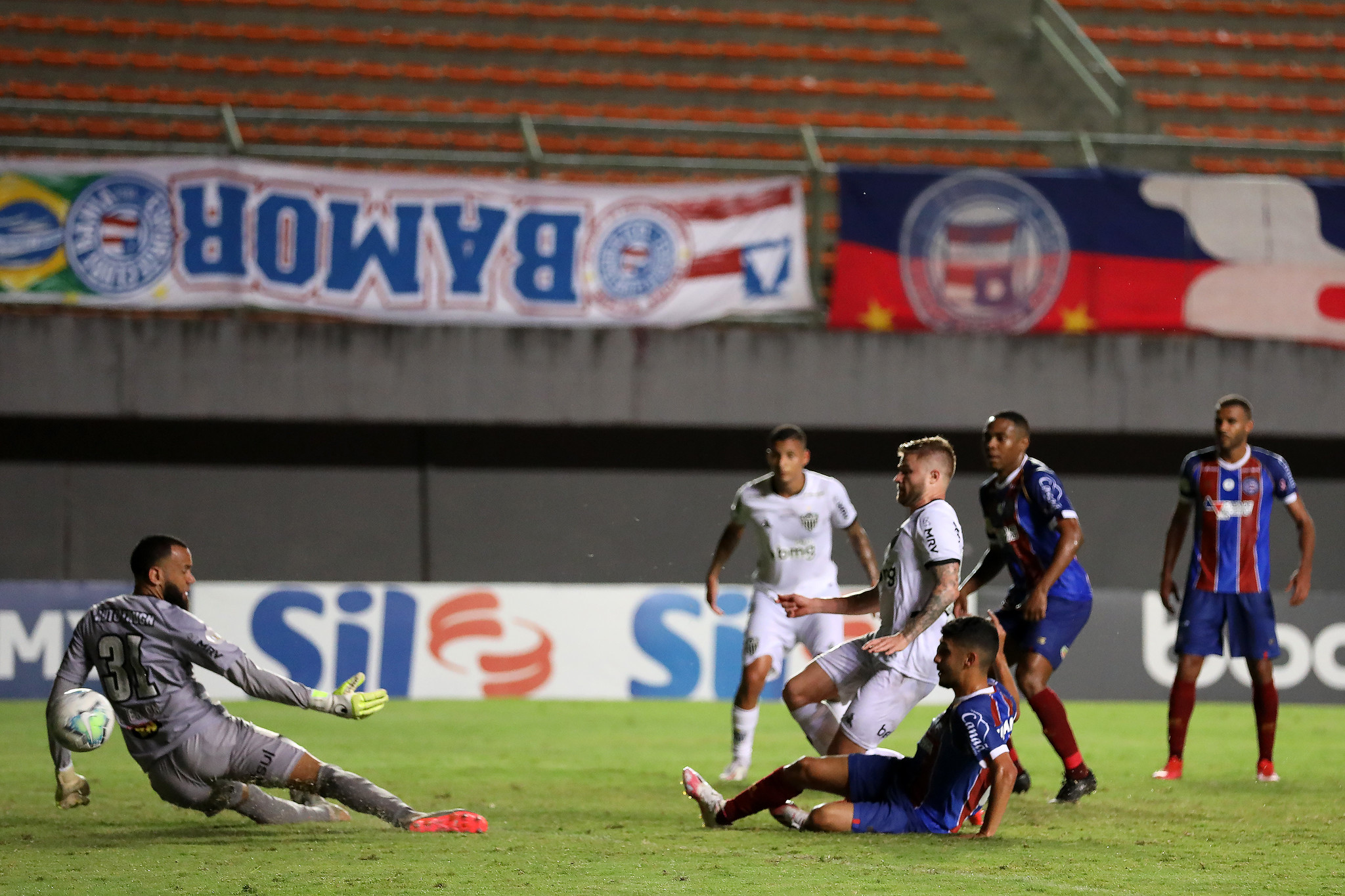 Bahia vira para cima do Atlético-MG e ajuda Inter e Fla