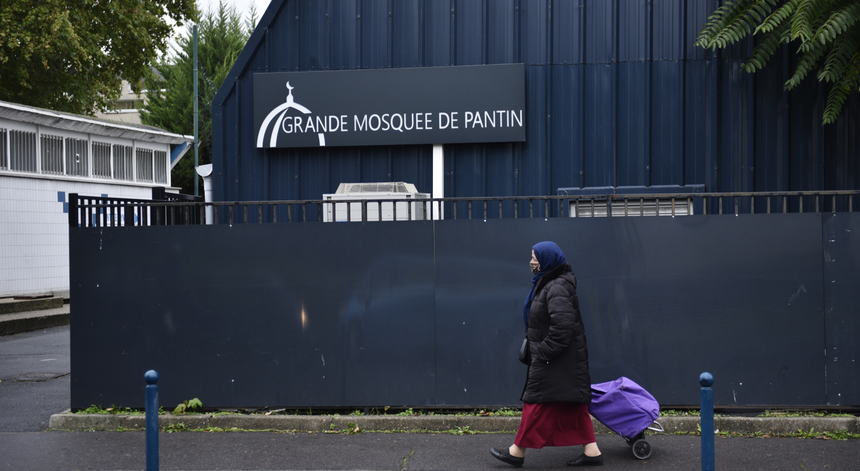 Governo francês fecha mesquita em Paris após decapitação de professor