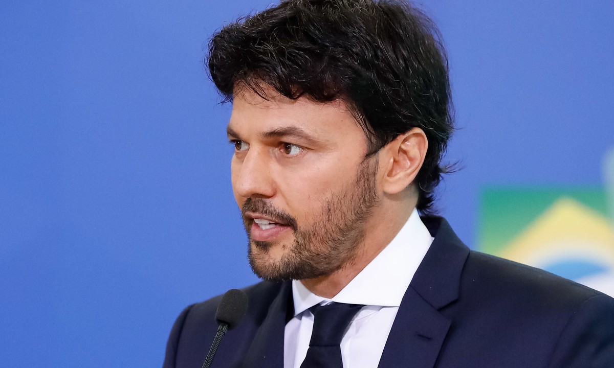 Ministro Fábio Faria diz que a vacina da Covid não será obrigatória