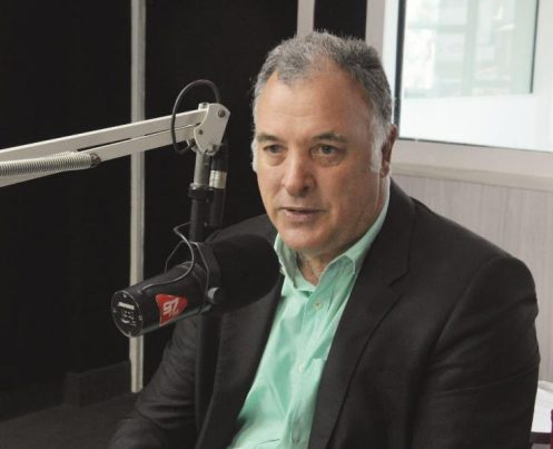 Candidato a prefeito sobrevoa Natal no Dia do Aviador e da FAB