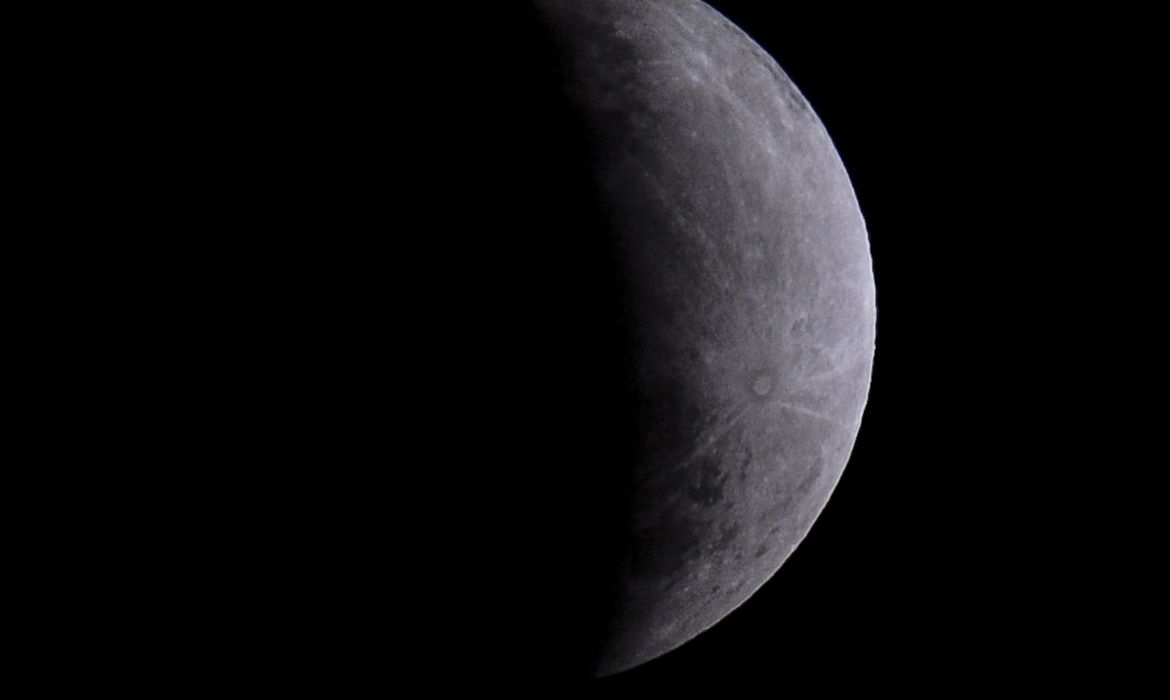 Nasa: Lua tem água em estado líquido