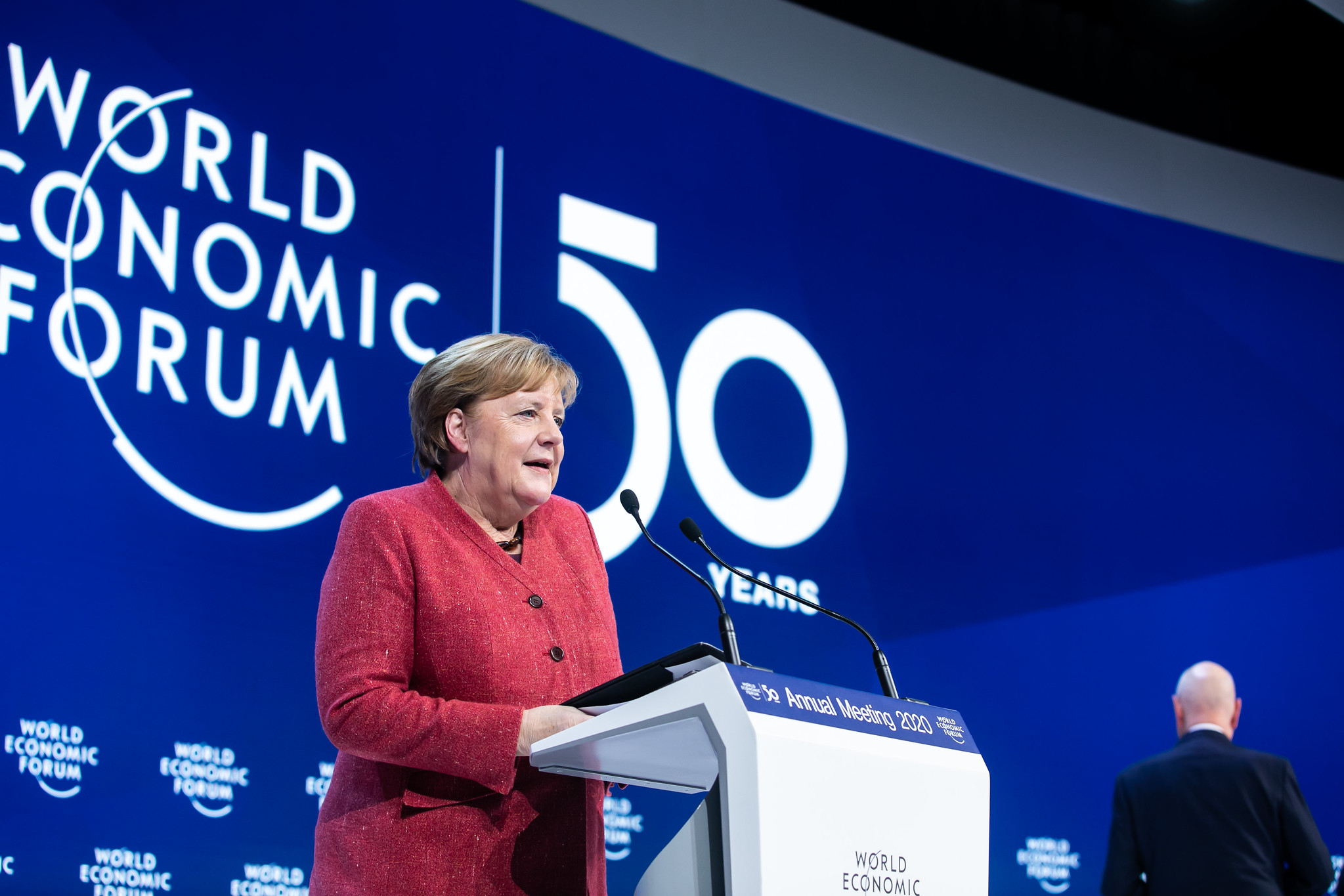 Merkel quer fechar bares e academias para conter covid-19 na Alemanha