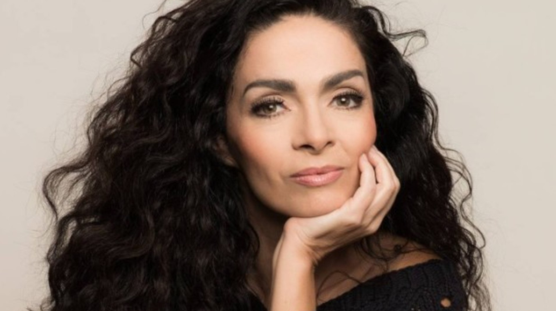 Atriz posta foto sem roupa mostrando novo visual e recebe elogios