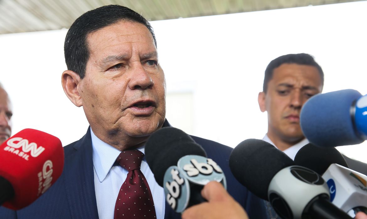 Posição do governo não é por uma Constituinte, diz Mourão