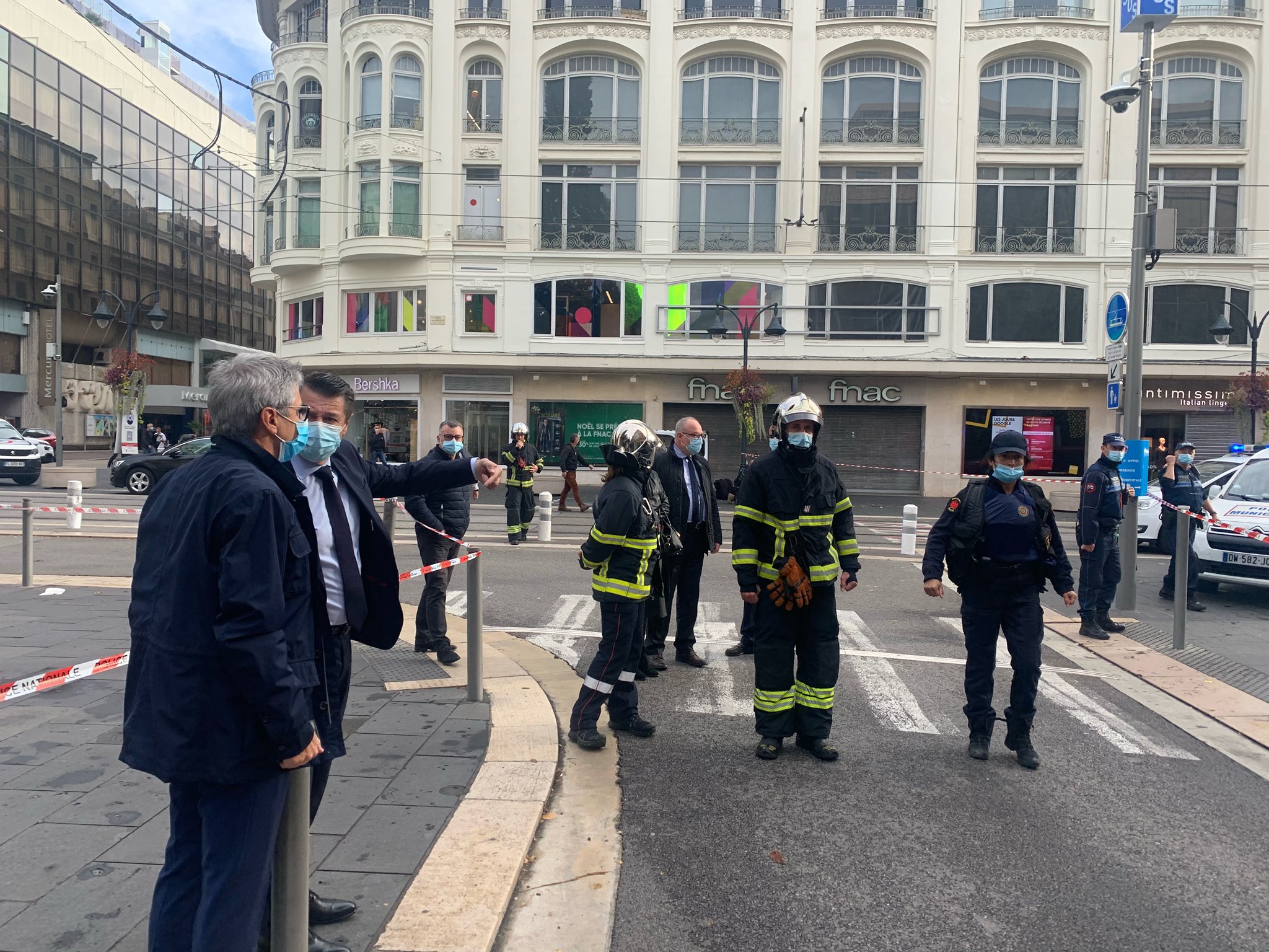 Atentado dentro de igreja deixa três mortos e vários feridos na França