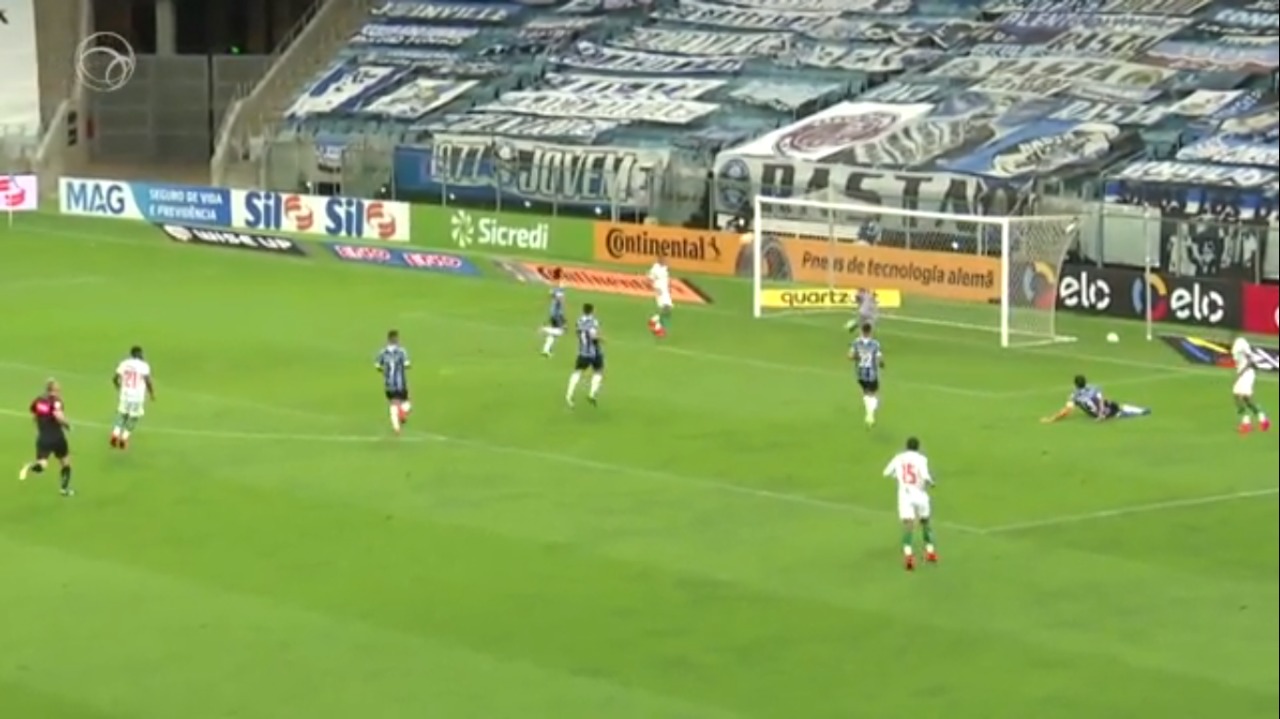 VÍDEO: Jogador do Juventude perde gol inacreditável contra o Grêmio; assista
