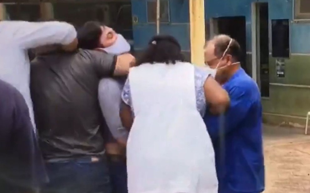 VÍDEO: Repórter da Globo é agredido com "mata-leão" em cobertura eleitoral