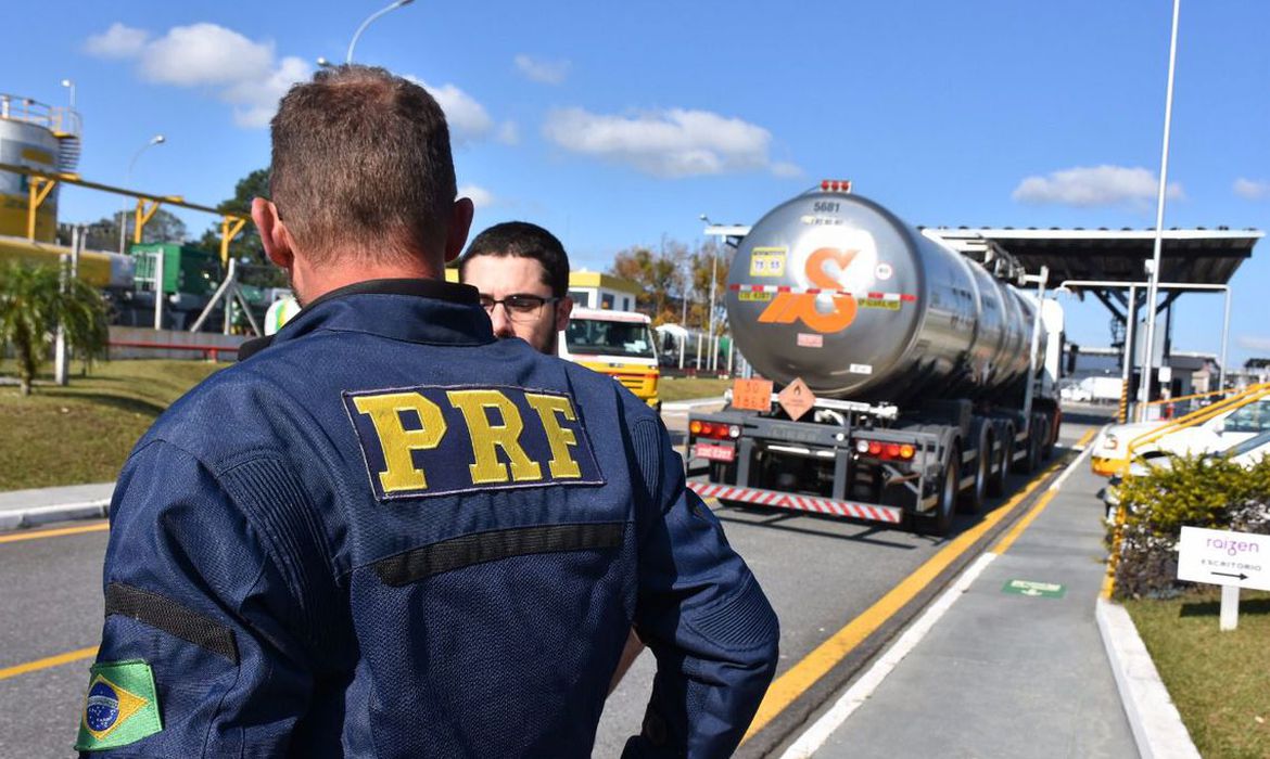 PRF inicia Operação Finados e restringe tráfego de caminhões