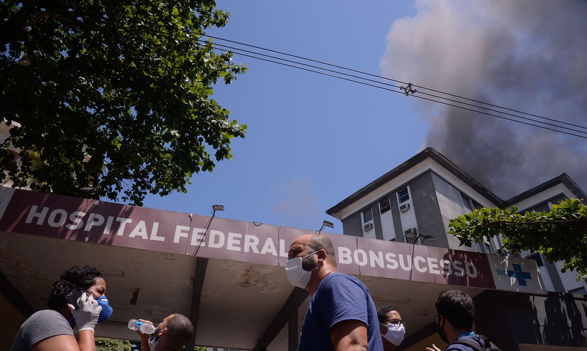 Defesa Civil do Rio interdita prédio de hospital afetado por incêndio