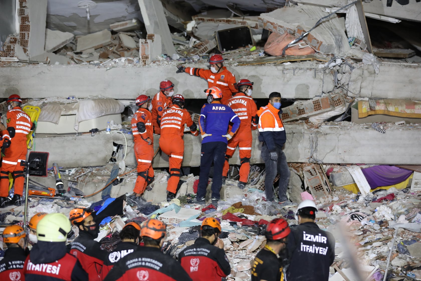 Sobe para 26 total de mortos por terremoto na Turquia e Grécia