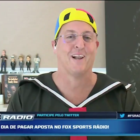 VÍDEO: Jornalista paga aposta e faz programa fantasiado de Quico no Fox Sports
