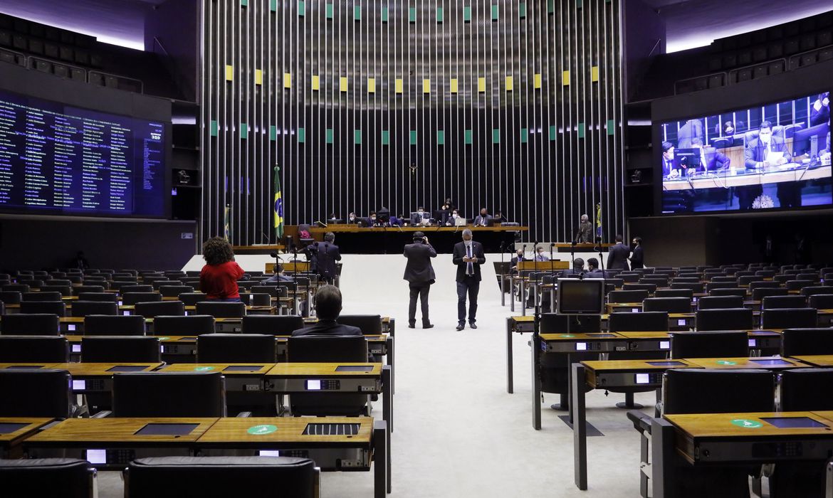 Deputados derrubam veto de Bolsonaro para estender desoneração da folha