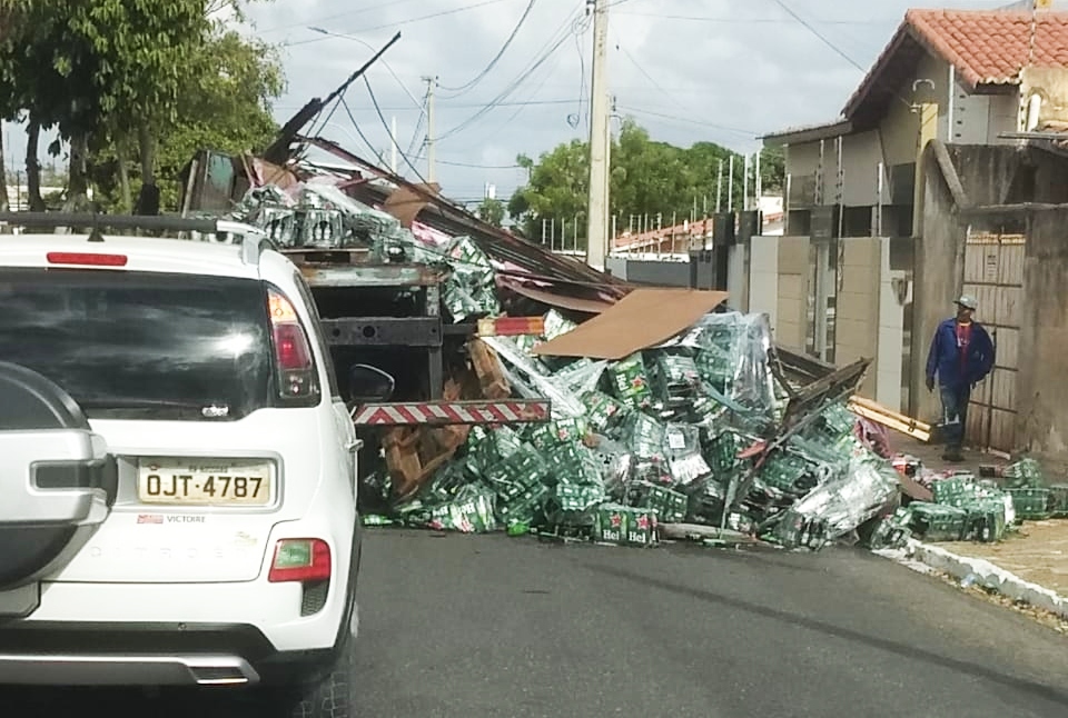 VÍDEO: Carga de cervejas Heineken despenca de caminhão em Mossoró