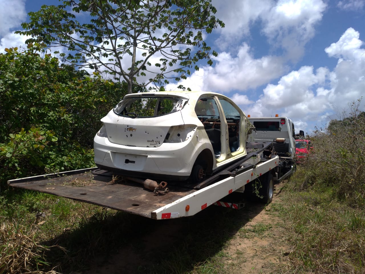 Grande Natal: Roubo a motorista de app faz polícia achar "cemitério" de veículos