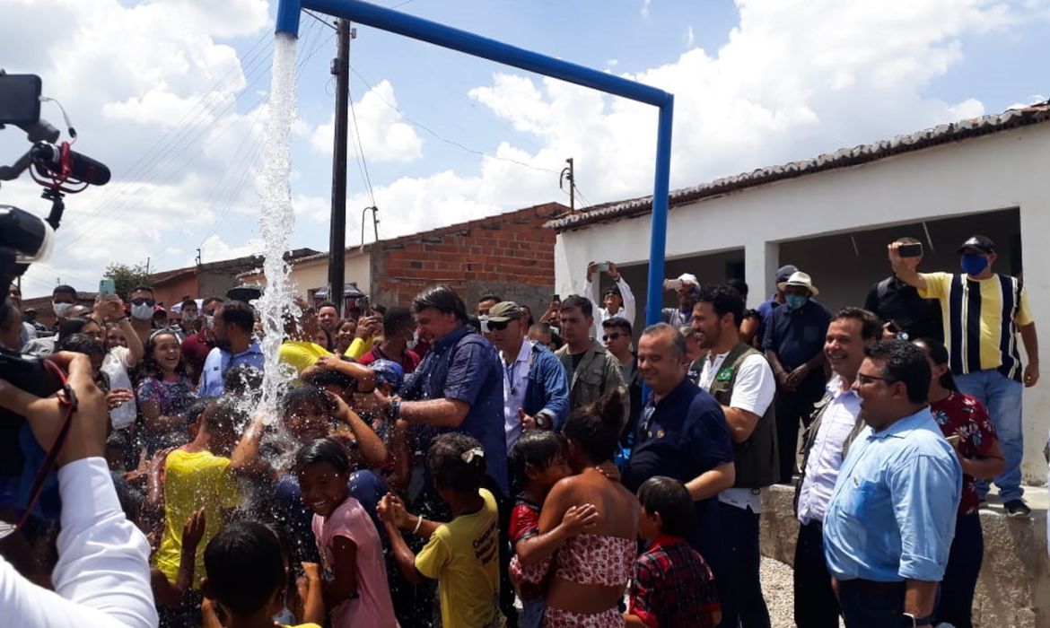 VÍDEO: Bolsonaro e Marinho tomam banho com povo na inauguração de poço em AL
