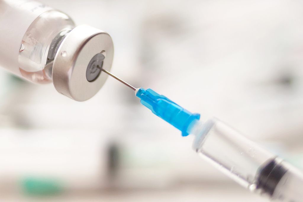 Vacinas de Oxford estão congeladas em espera por dados de testes avançados