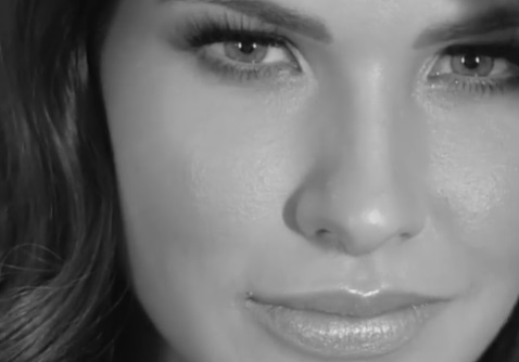 Após separação, influencer muda visual e diz que amou: 'Megan Fox de Goiânia'