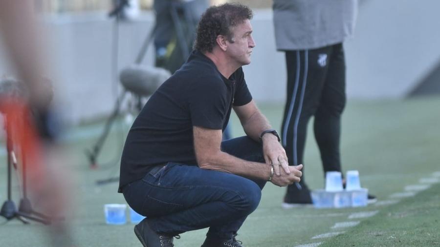 Técnico de gigante da Série A passa mal no treino, confirma Covid e é internado