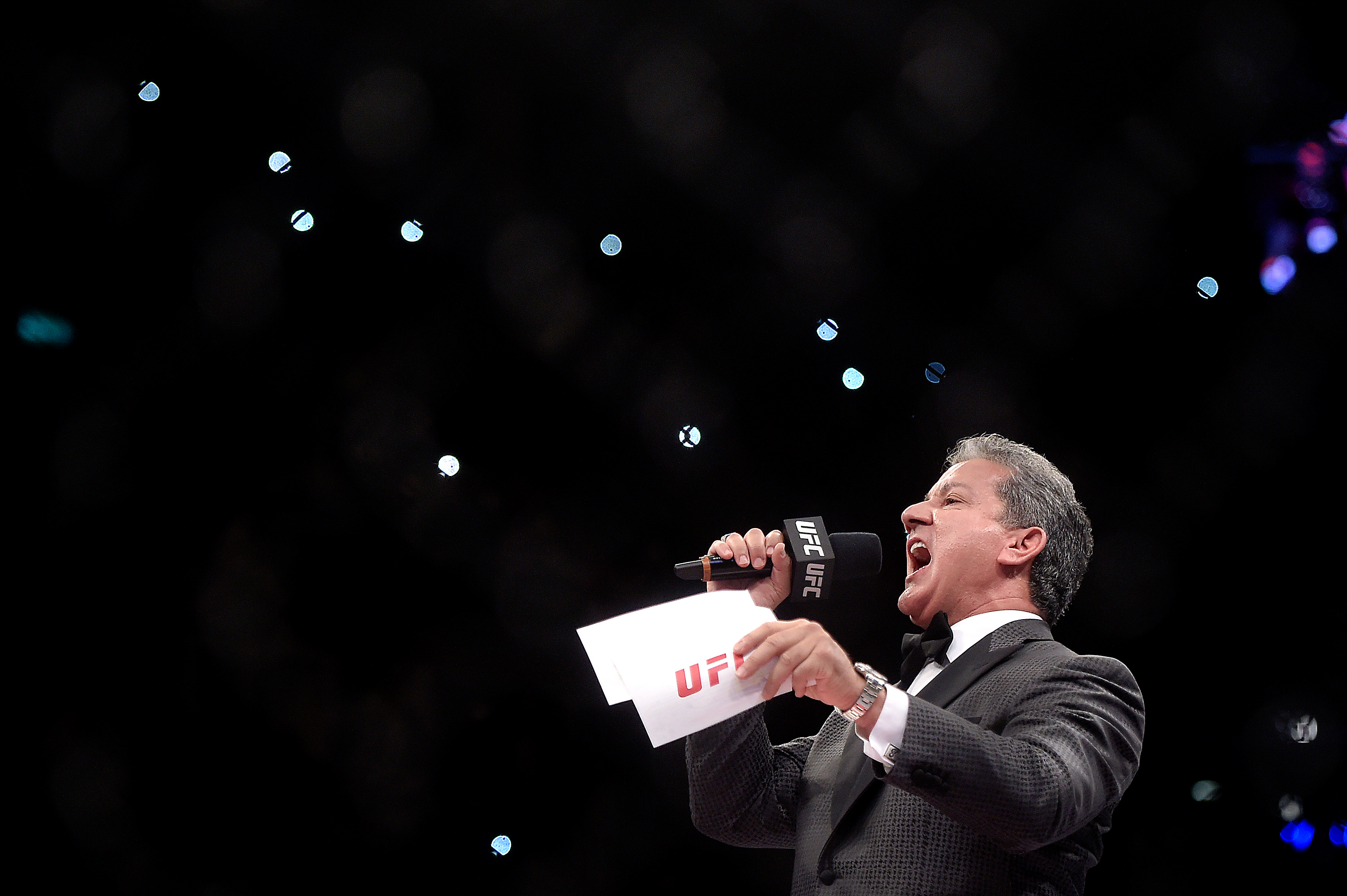 Imagem forte! Americano fica com a orelha pendurada durante luta do UFC