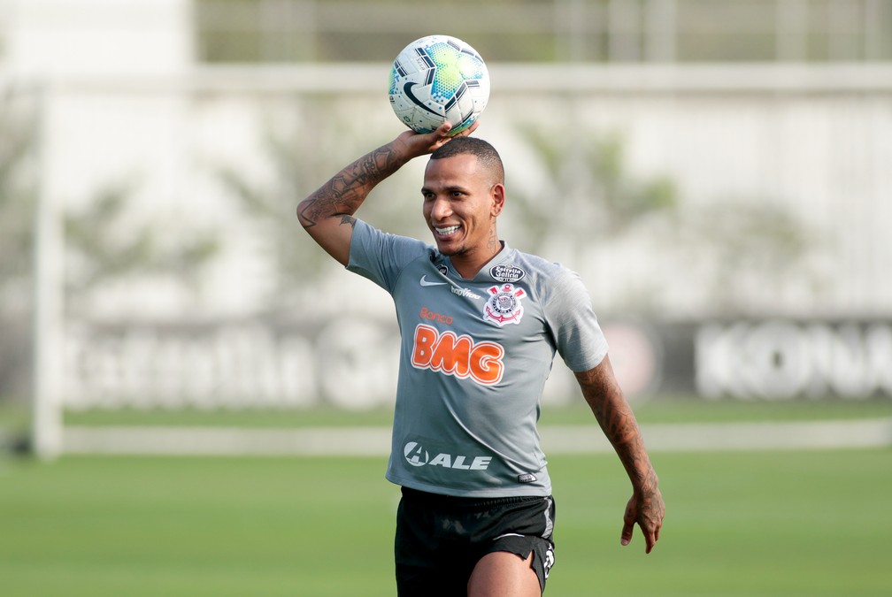 VÍDEO: Meia do Corinthians perde lentes de contato de dentes durante jogo