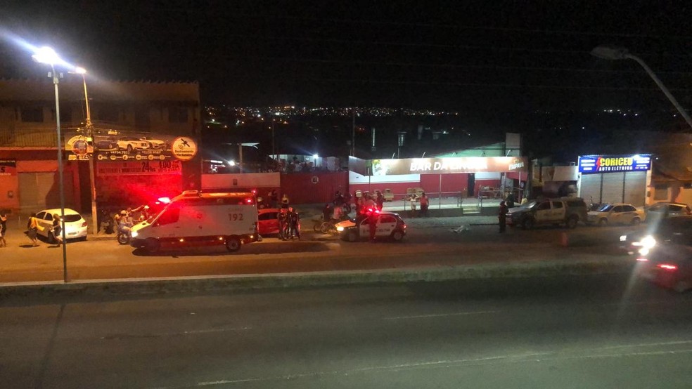 Mulher é atingida por bala perdida e morre na frente da família em bar de Natal