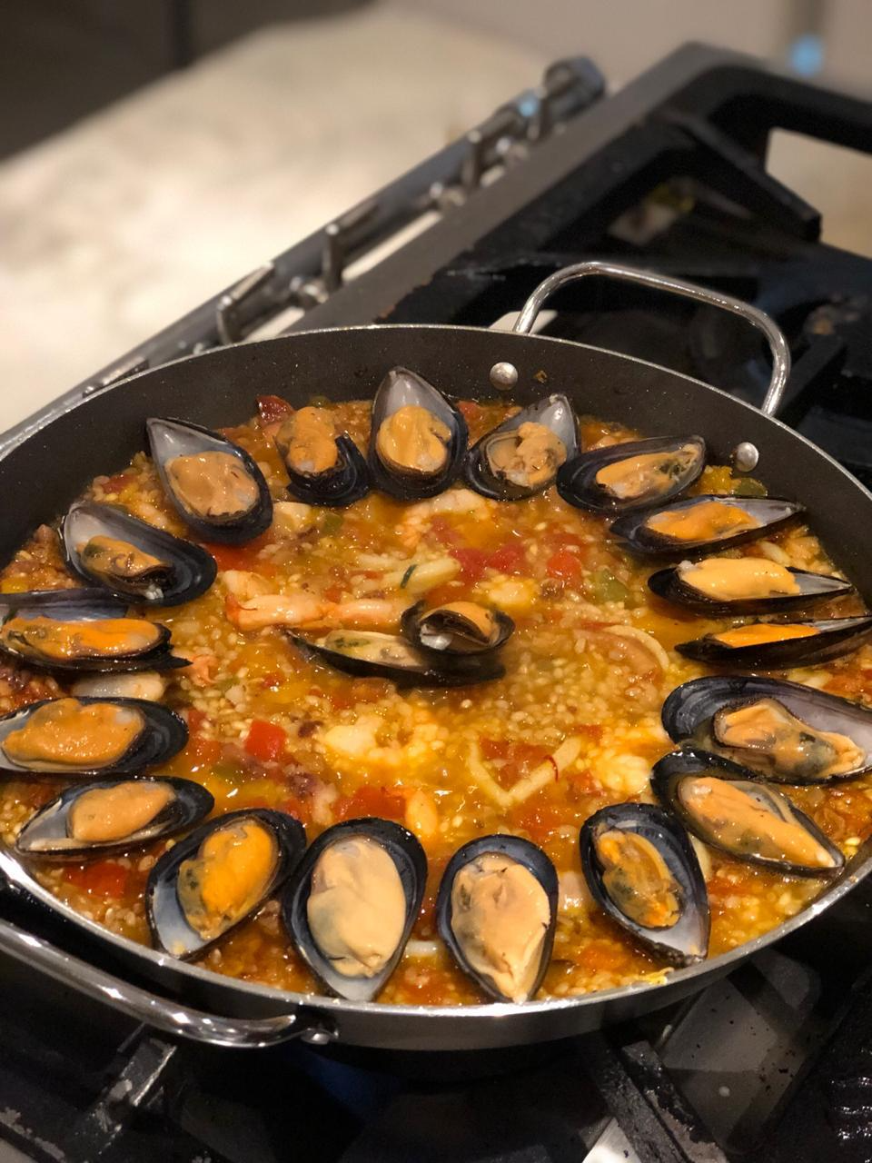 Paella de Frutos do Mar é a estrela do "Cozinhando com o Chef"