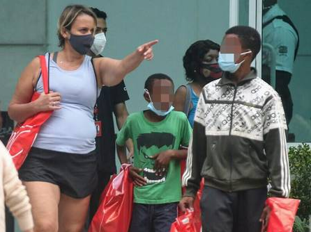 Atriz leva vendedores de bala a shopping do Rio e compra presentes