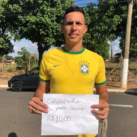 Jogador que disputou Mundial de Clubes vende cheirinho para carro na rua