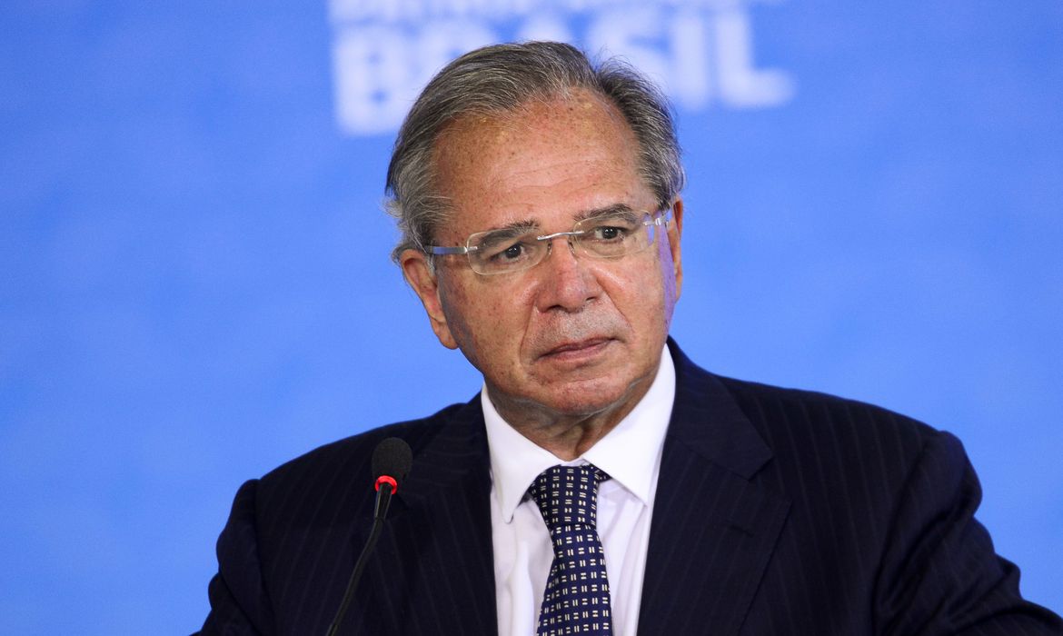 Brasil está oficialmente saindo da recessão, diz Guedes