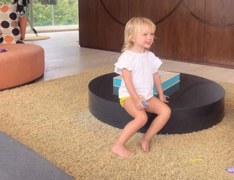 Apresentadora do SBT mostra filha de 3 anos falando japonês e encanta a web