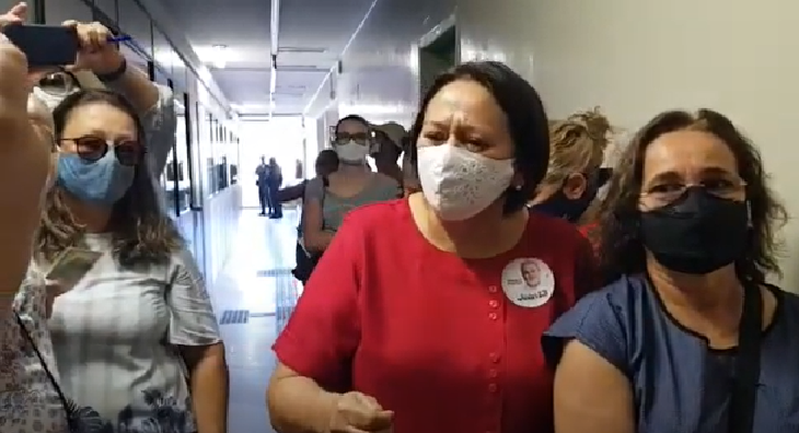 Fátima Bezerra vota em Natal: 'Que vença a democracia'