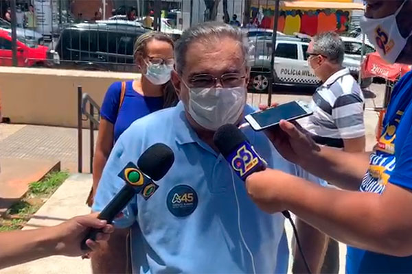 Prefeito Álvaro Dias vota acompanhado da mãe e garante foco no combate à covid