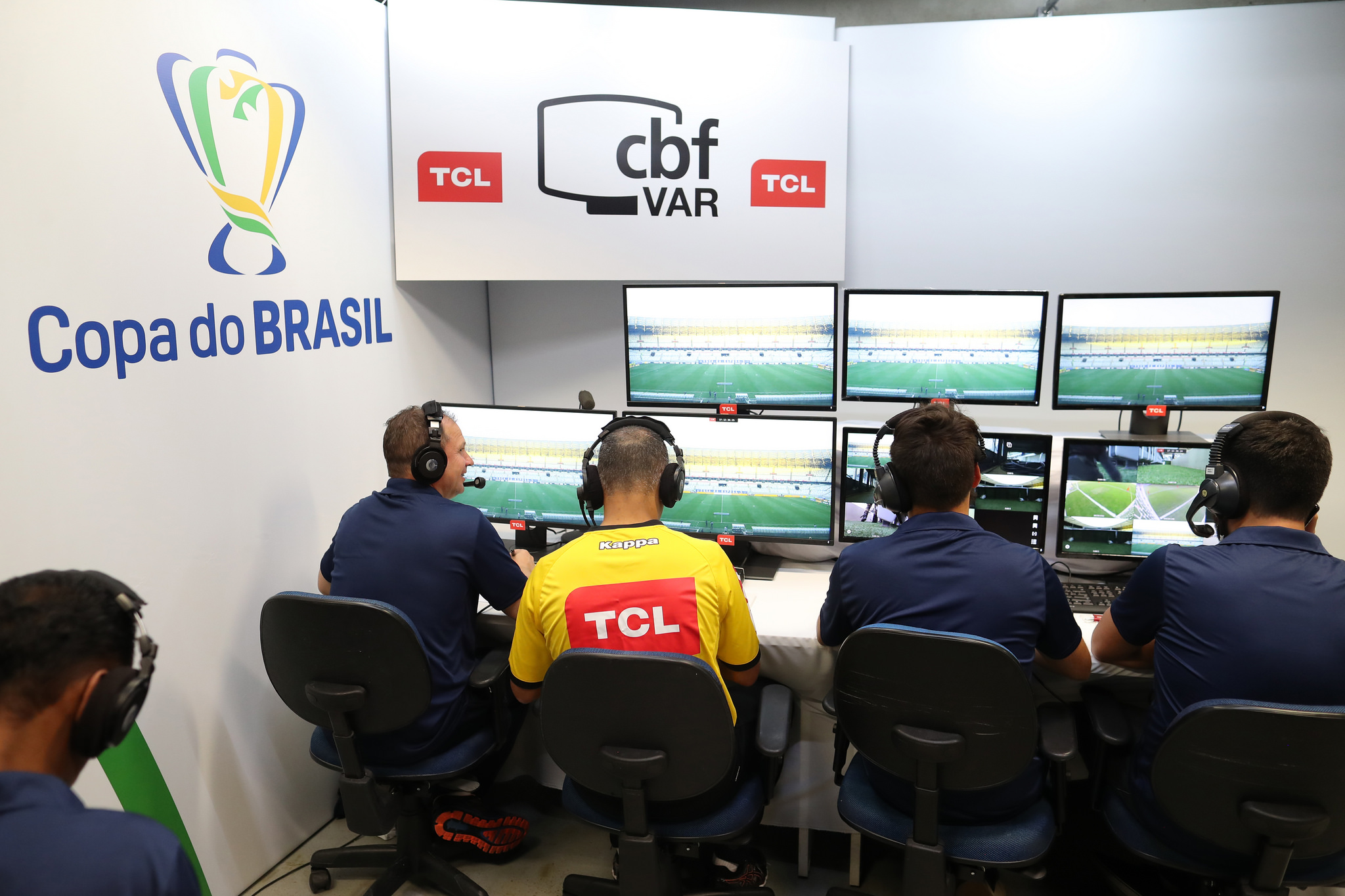 Fifa quer mudanças no VAR para ajudar árbitros com impedimentos