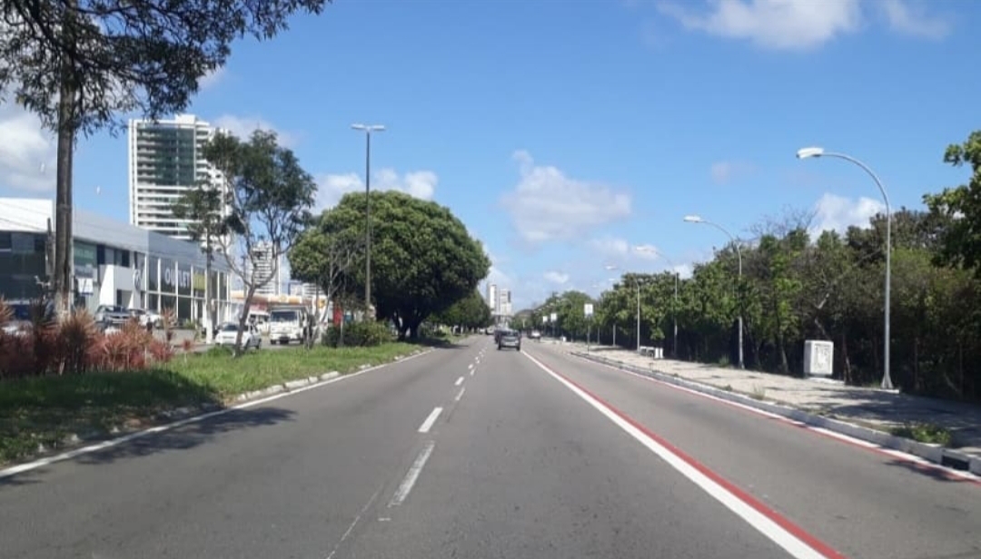 Faixa compartilhada na Avenida Roberto Freire está sendo pintada