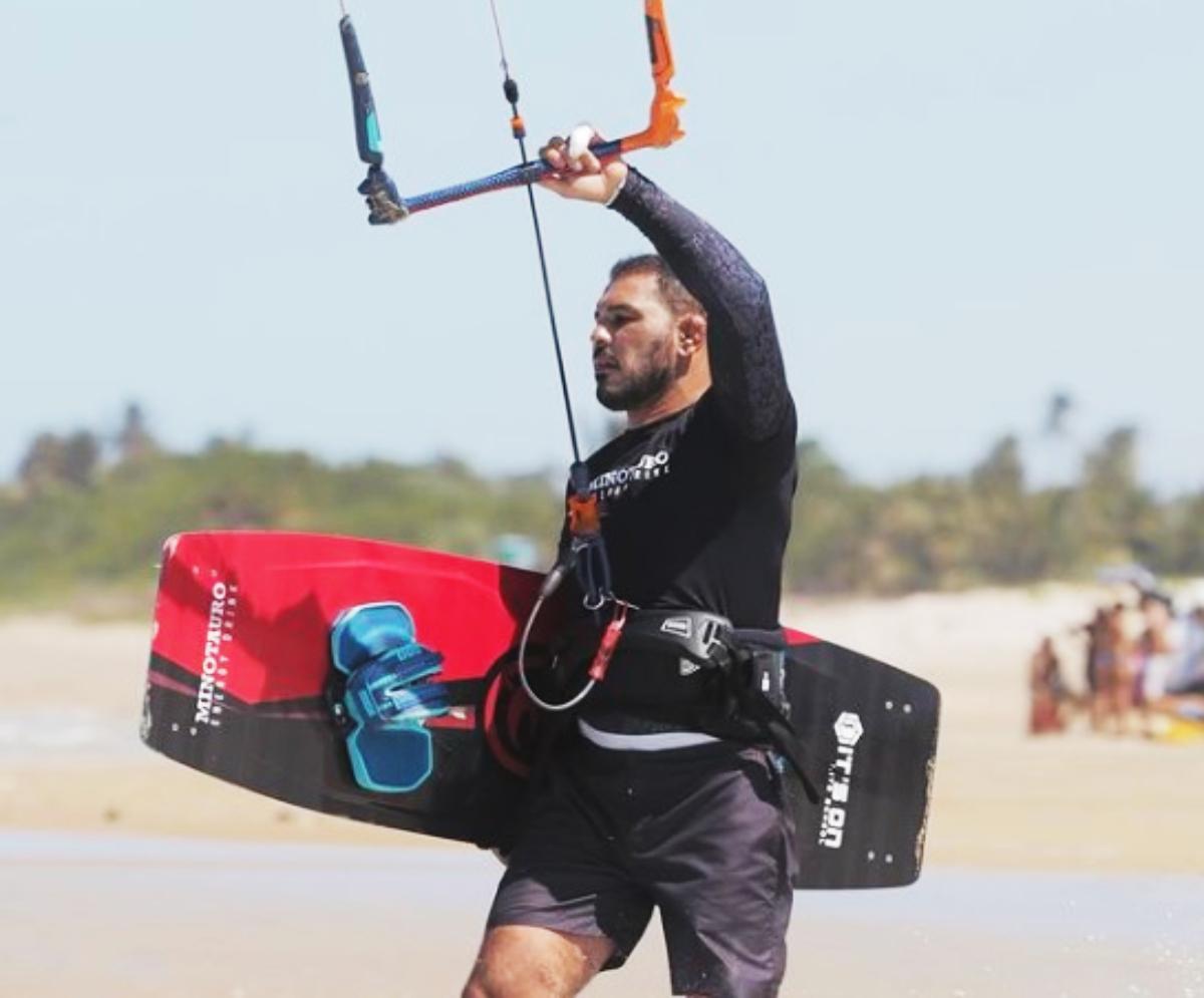 Brasileiro campeão mundial de MMA passa mal em praia do Ceará e é internado