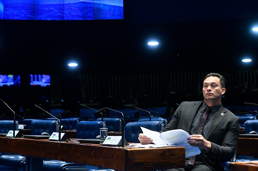 Senador do RN chama seguidor de “demente”, “anencéfalo” e “comedor de capim”